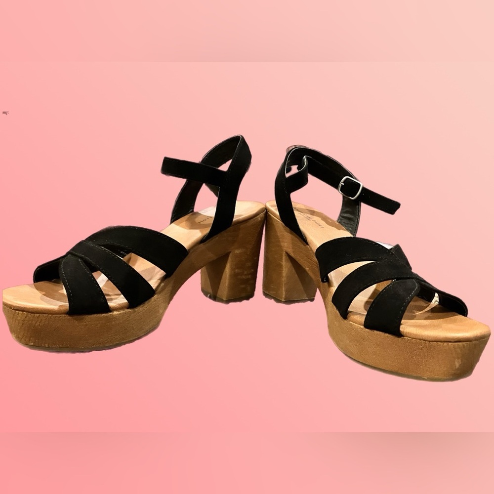 American Eagle Outfitters Woman’s size 8 - Wooden Platform Sandals - Black Strap